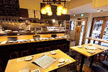 カジュアルな店内