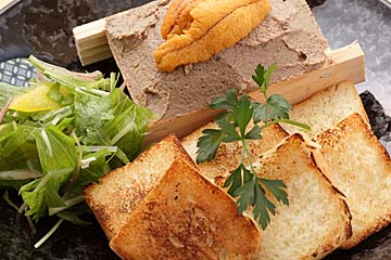 白レバー雲丹パテ焼きブレッドを添えて