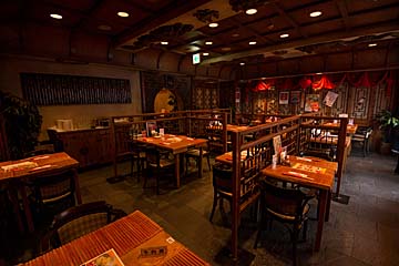 屋台を彷彿させる活気溢れる店内