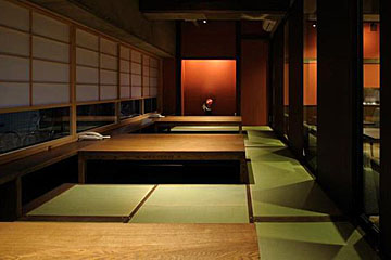 しっとりと落ち着いた店内