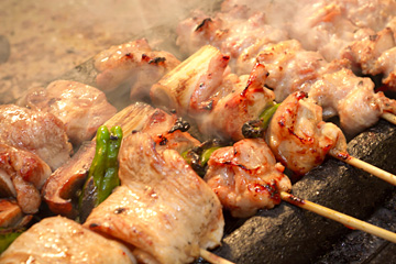 厳選された素材を姥目樫備長炭で焼き上げている焼鳥