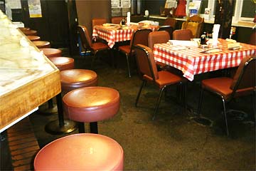 老舗ならではのアットホームな雰囲気の店内