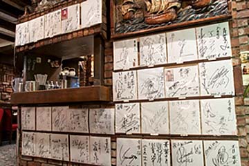 処狭しと並ぶ、有名人のサイン