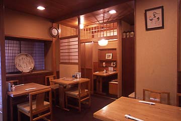 日本人好みの和風で落ち着いた店内