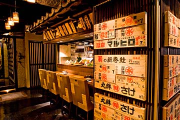 1人でもゆっくり楽しめるカウンター席