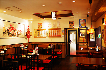 ランチにも仕事帰りの食事にも使い勝手のよい開放的な店内