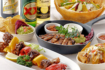 世界各国の料理が味わえるダーツバー