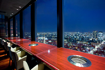 夜景を眺めながら食事を楽しめる