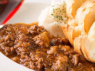 牛すじ肉のコトコト赤ワイン煮込み(バケット付)