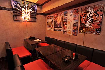 青森の風土感溢れる店内