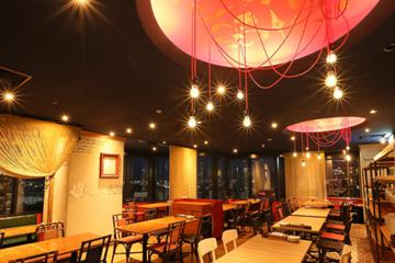 広々としたオシャレな店内