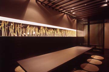 照明の美しい落ち着いた店内