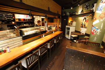 粋な時間が過ごせるカウンター中心のこじんまりとした店内