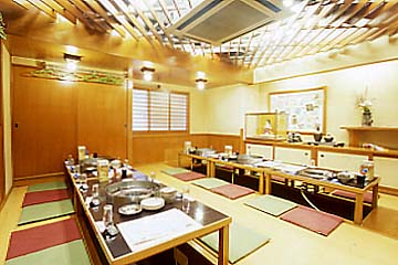 民芸品が飾られた落ち着ける掘りごたつ席