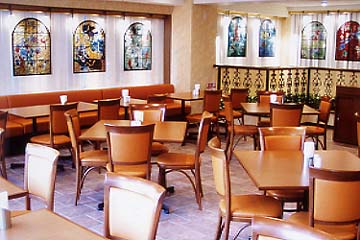 ステンドガラスが印象的な明るく広々とした店内