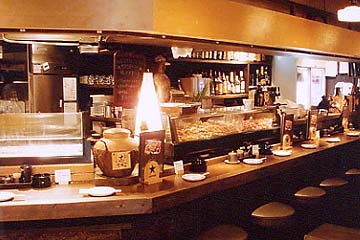 和風モダンでシックな店内は、落ち着きのある大人の空間