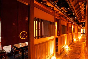 大人数での宴会にも利用できる、木の温もりを感じる店内