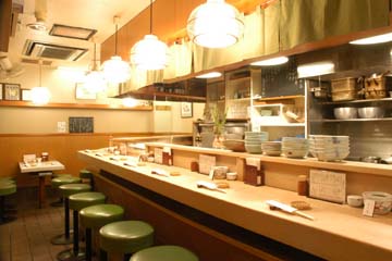 オーナーの特製料理が味わえる、アットホームなカウンター席