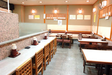 家族連れから友人との食事、もちろん1人でも気軽に入れる店内