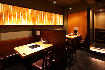 大人の雰囲気漂う店内はデートや接待に人気