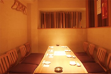 テーブル席の他ゆったり寛げる掘りごたつ席もあり
