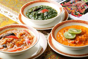 チキン、海老、魚、野菜マトンと多様な全22種のカレー
