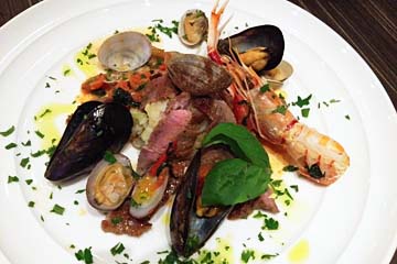 モチ豚肩ロースのグリル 海の幸ソース(1680円)