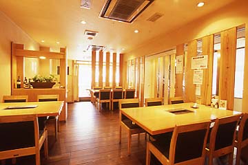 明るい店内はゆったり食事を楽しめる雰囲気