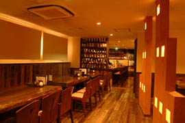 シックな色づかいで木の温もりを感じる店内