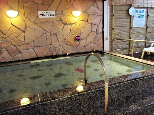 「日の出町つるつる温泉」を使用した露天風呂は外気浴スペースも完備【なごみの湯】