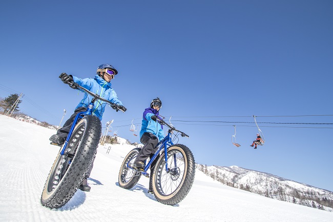 ふかふかの雪に対応したファットバイクでここにしかない専用ゲレンデを疾走!