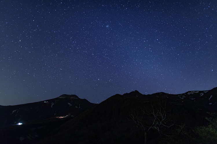 澄んだ空に広がる星