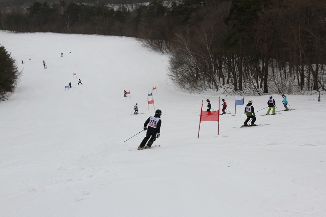【スラロームコース】圧雪コース (中・上級)1,500m 競技専用コースから一般開放となりコースの変化と斜度の変化が中級者から楽しめます。