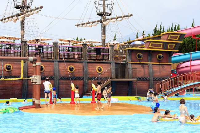 【カリビアンプール（夏季）】たっぷり泳いで遊べるアスレチック海賊船！