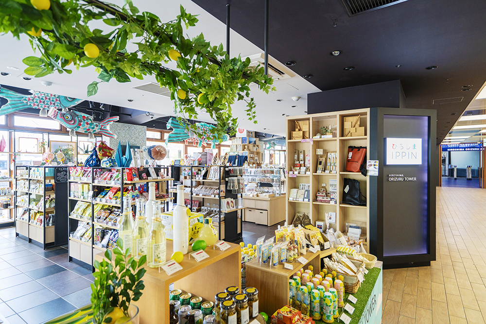 物産館【ひろしま IPPN 本店】地元で愛されているお土産など、 約 1,000 品を取り 揃えています。
