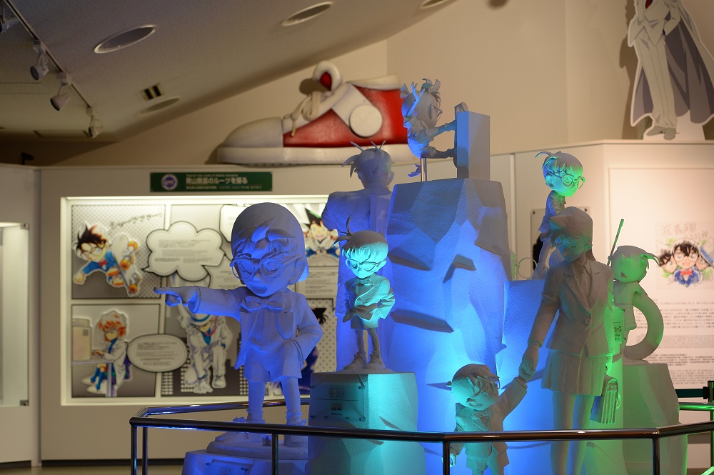 【青山剛昌ふるさと館】シンボルオブジェ。町内に立ち並ぶブロンズ像の原型を展示